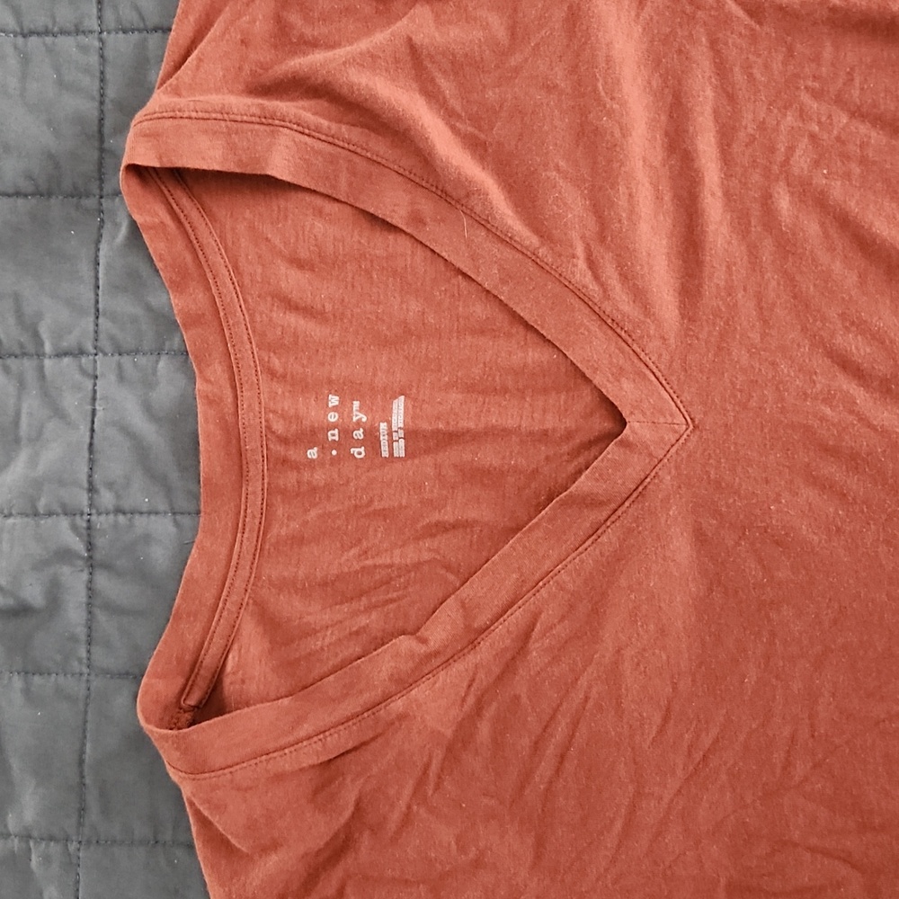 Burnt Orange V-Neck T w. Folded Sleeve Detail - Picture 2 of 3